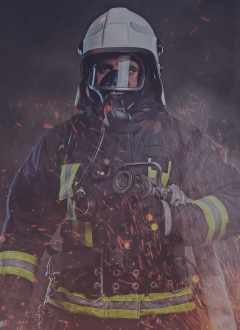 Bombero con equipo de intervención